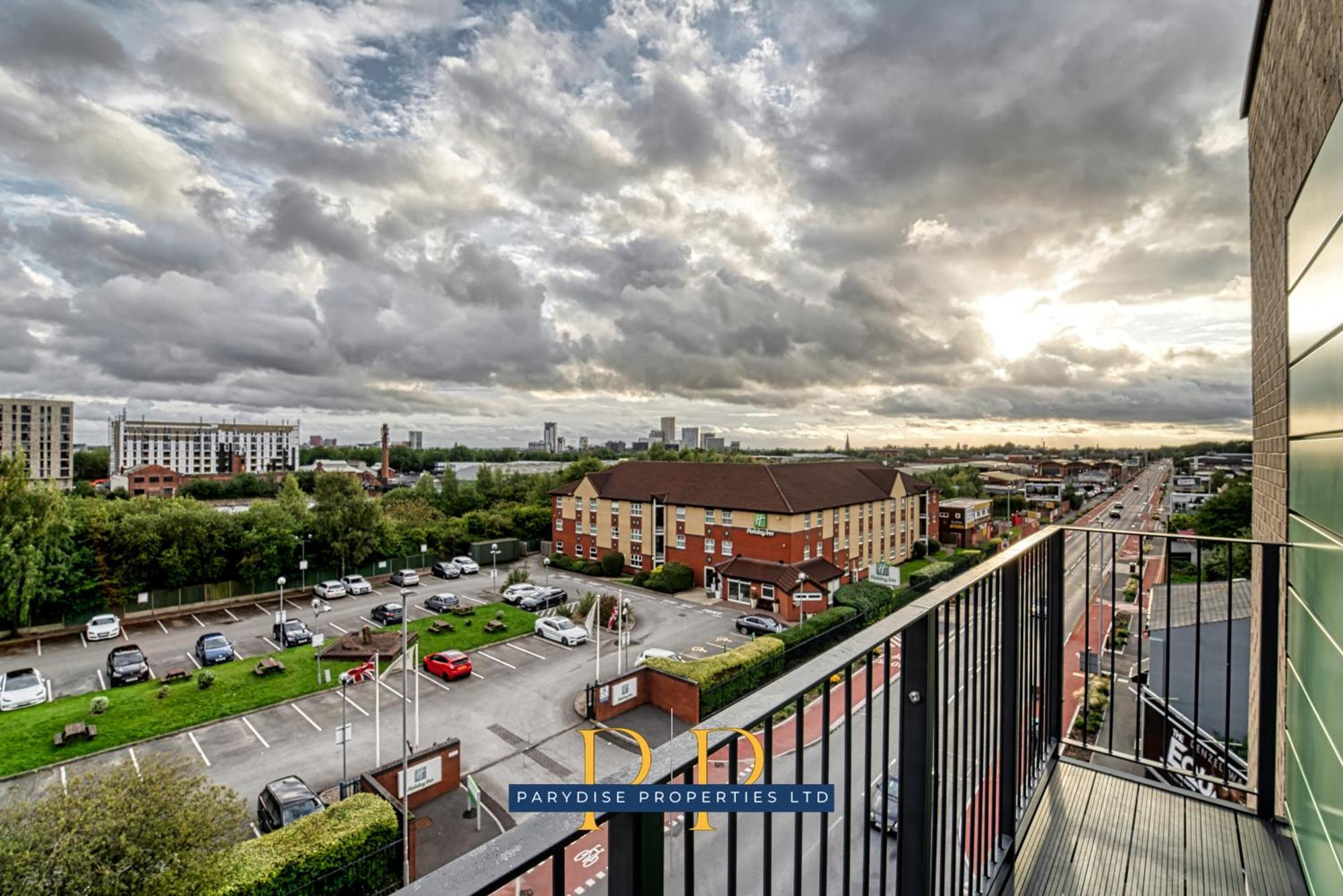 The Middlewood Plaza Suite - By Parydise Properties - Business Or Leisure Stays, Central Location, Sleeps 4, Salford Manchester Esterno foto