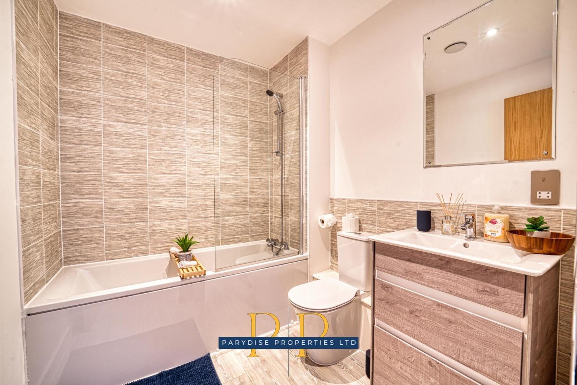 The Middlewood Plaza Suite - By Parydise Properties - Business Or Leisure Stays, Central Location, Sleeps 4, Salford Manchester Esterno foto