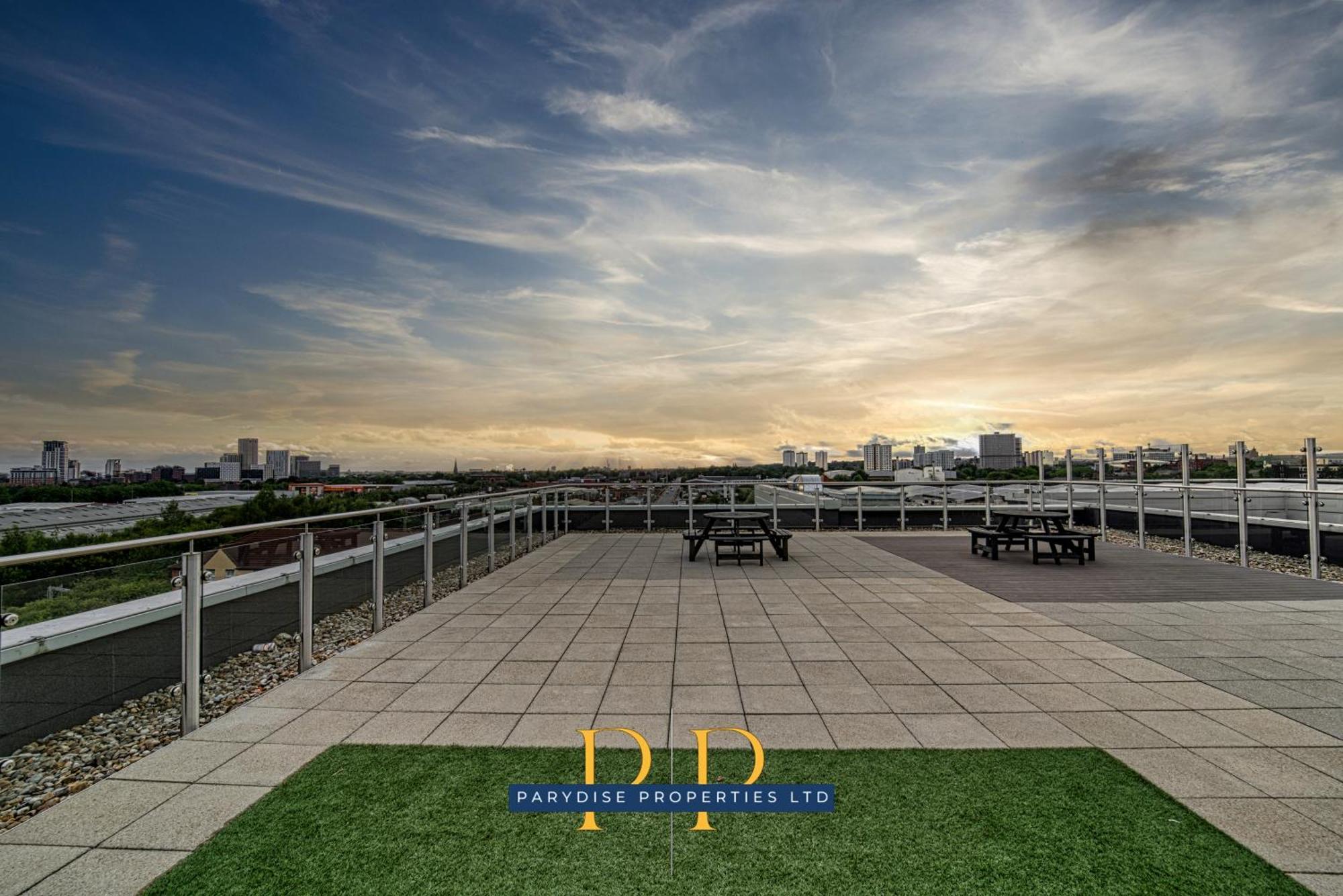 The Middlewood Plaza Suite - By Parydise Properties - Business Or Leisure Stays, Central Location, Sleeps 4, Salford Manchester Esterno foto