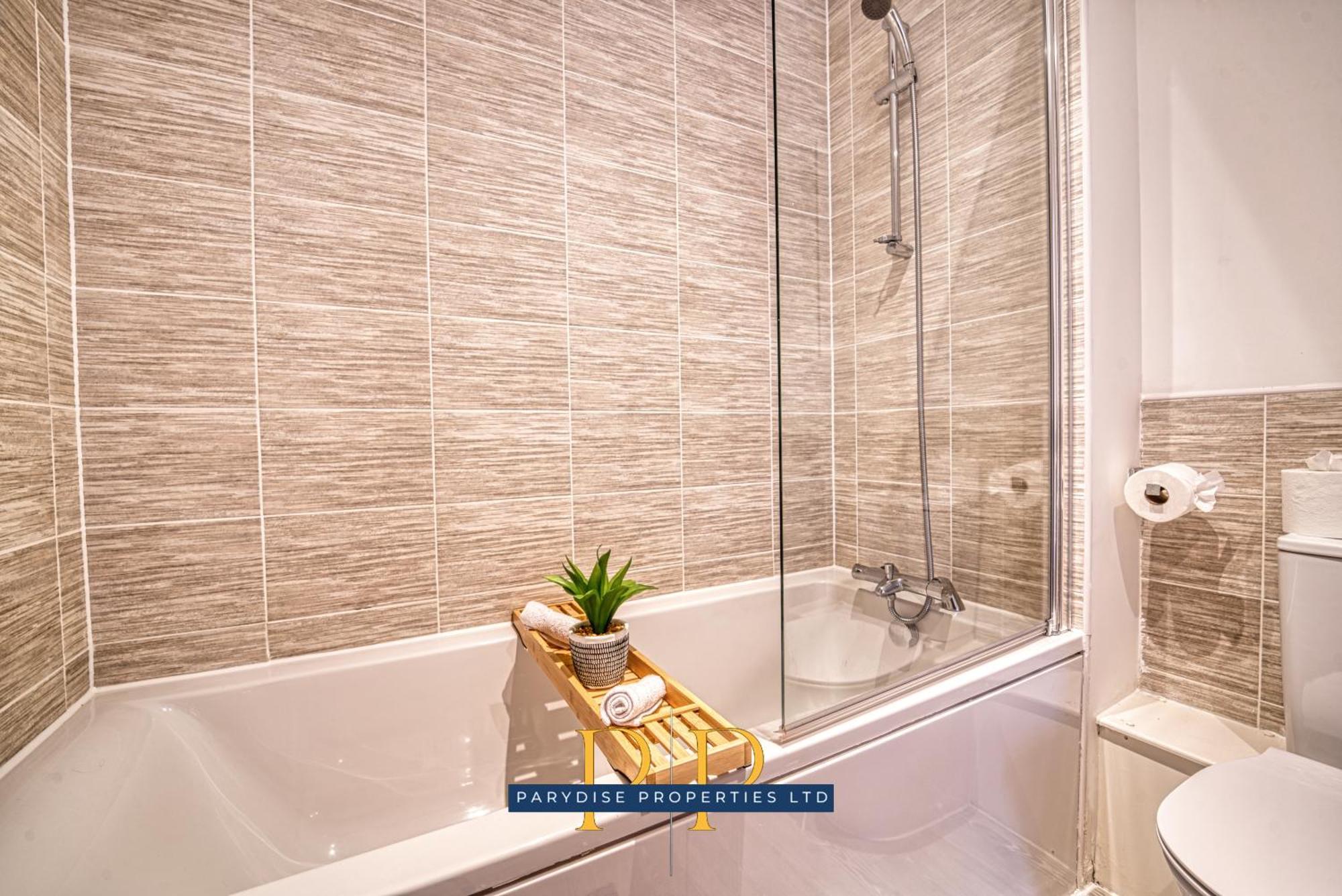 The Middlewood Plaza Suite - By Parydise Properties - Business Or Leisure Stays, Central Location, Sleeps 4, Salford Manchester Esterno foto